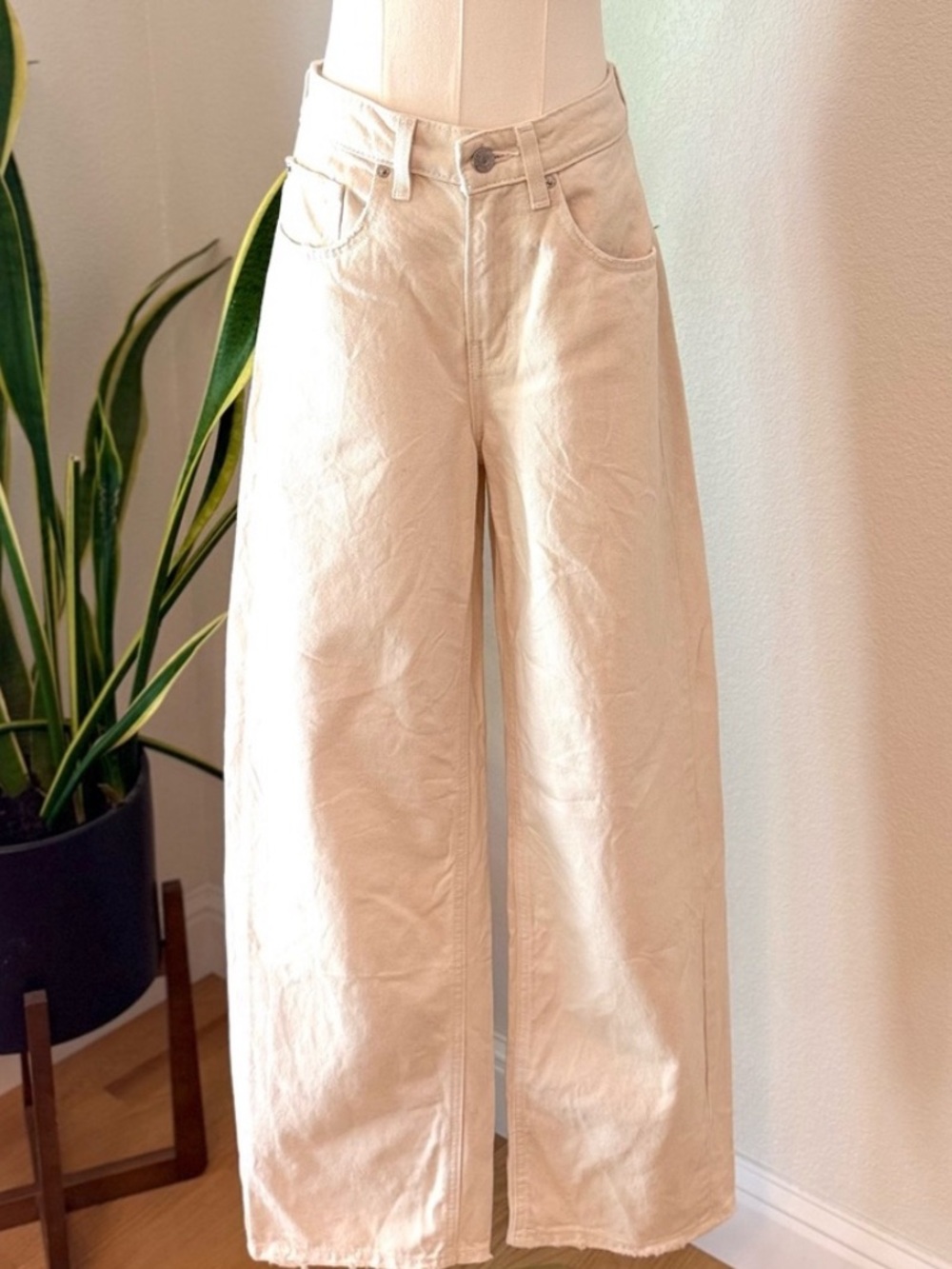 BDG White Barrel Jeans!!!
